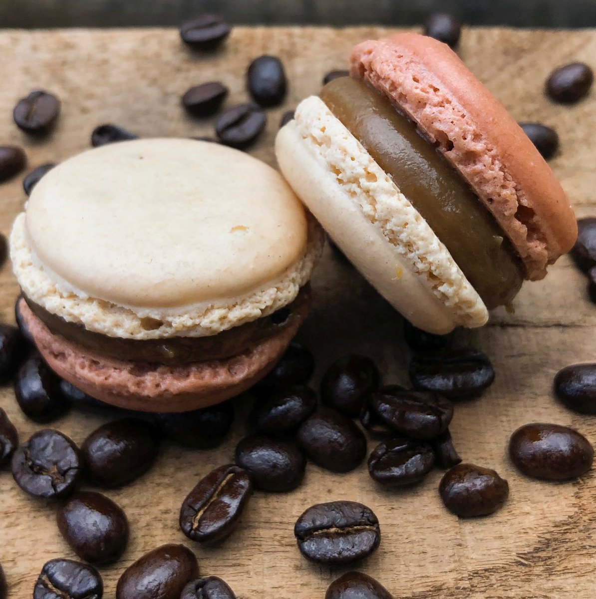 MaKaRohn_Store's tweet photo. Lately the bakery runs on Irish โ๏ธ Coffee โ๏ธโก๏ธWho else thinks coffee is an essential part of life? #makarohn #irishcoffee #macarons https://t.co/beLzZsApjL