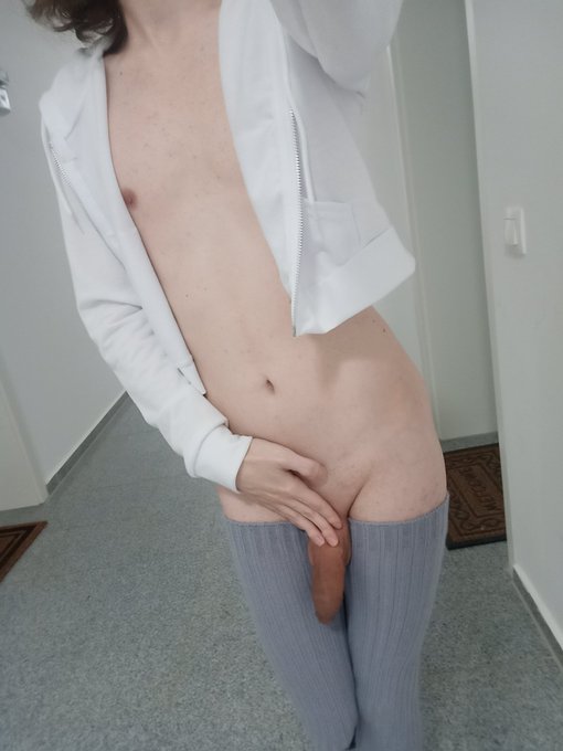 2 pic. I just had a VERY stupid idea.
How about getting a blowjob right in the block's hallway? https://t