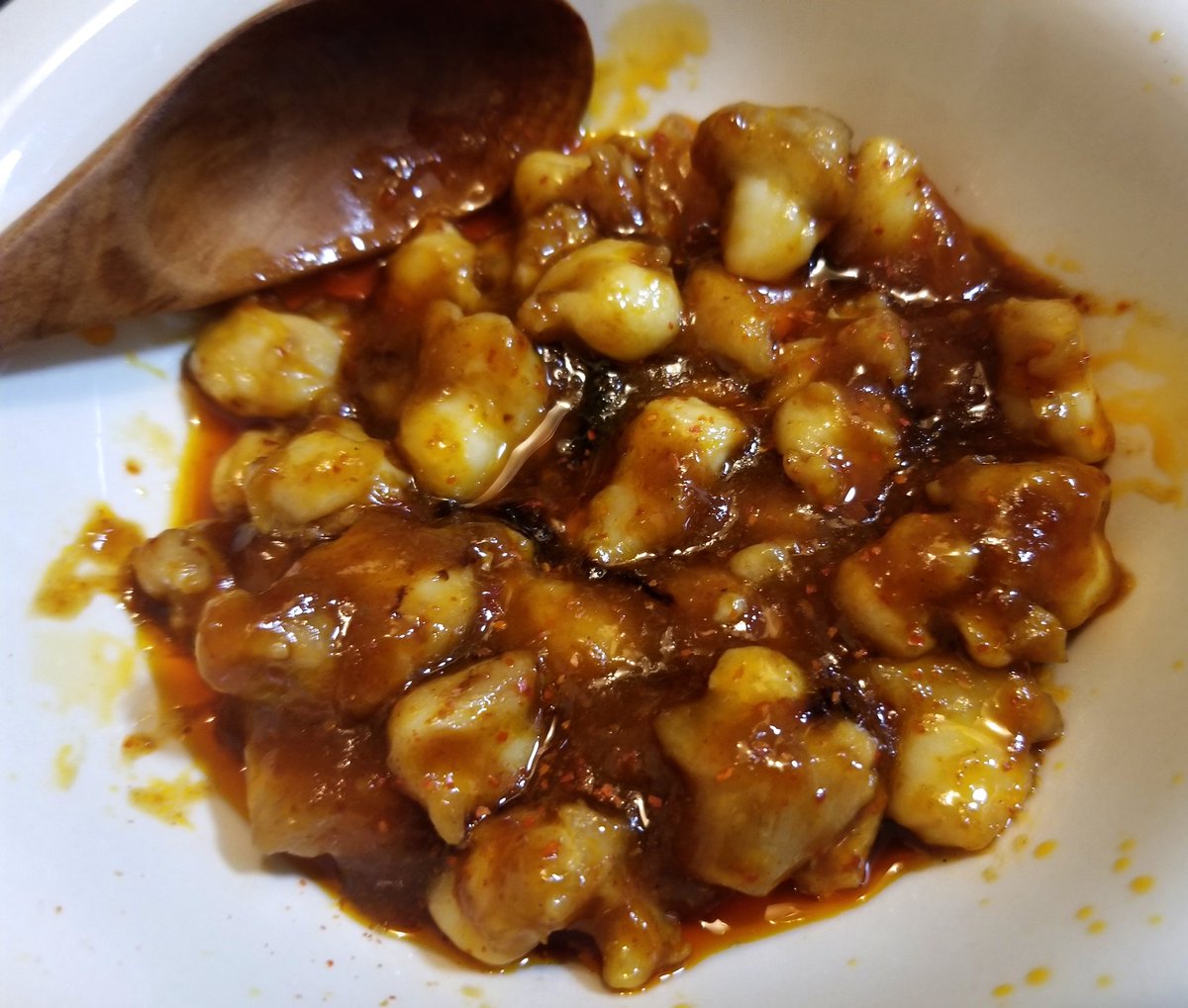 麻婆豆腐、、、
(´A`)、
すいません
嘘です
鳥の軟骨です
醤油とみりんで
味付けしました
豆板醤で辛めです