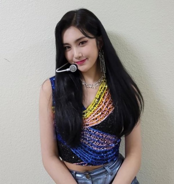 ทางค่ายแถลงแล้วว่าเรื่องกลั่นแกล้งในโรงเรียนของ"อาช่า"EVERGLOW"ไม่เป็นความจริง"

ไอดอลเจอกันไปกี่คนแล้วกับความลือปลอมแบบนี้