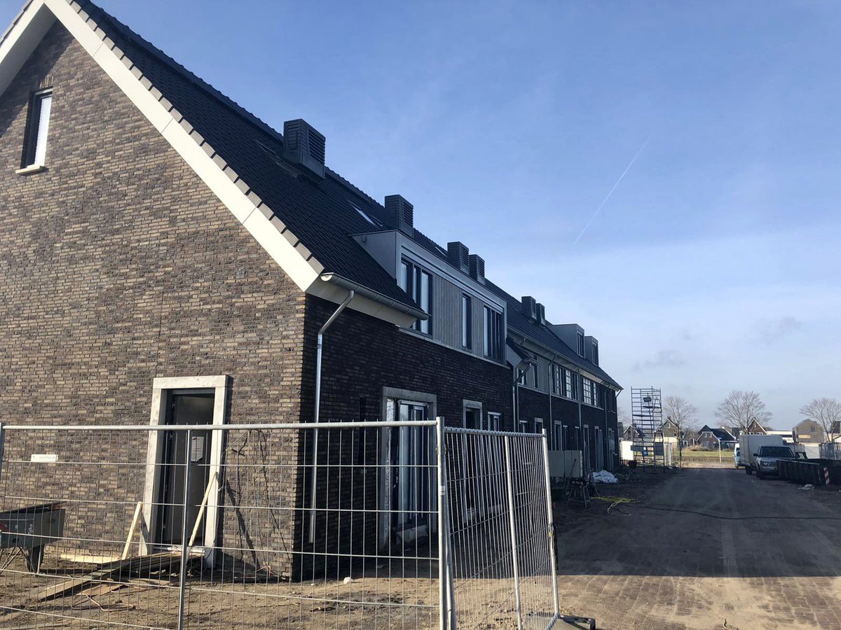 IN UITVOERRING Geerpark Vlijmen #CPO Bouwbedrijf Van der AA (Elshout) bouwt 8 rijwoningen met iCEM-i en 8 patiobungalows met iCEM-p voor woningen met een plat dak.  
#nom #nulopdemeter #nieuwbouw #duurzaam #enerrgietransitie #cpo #factoryzero #dekernvanwonen