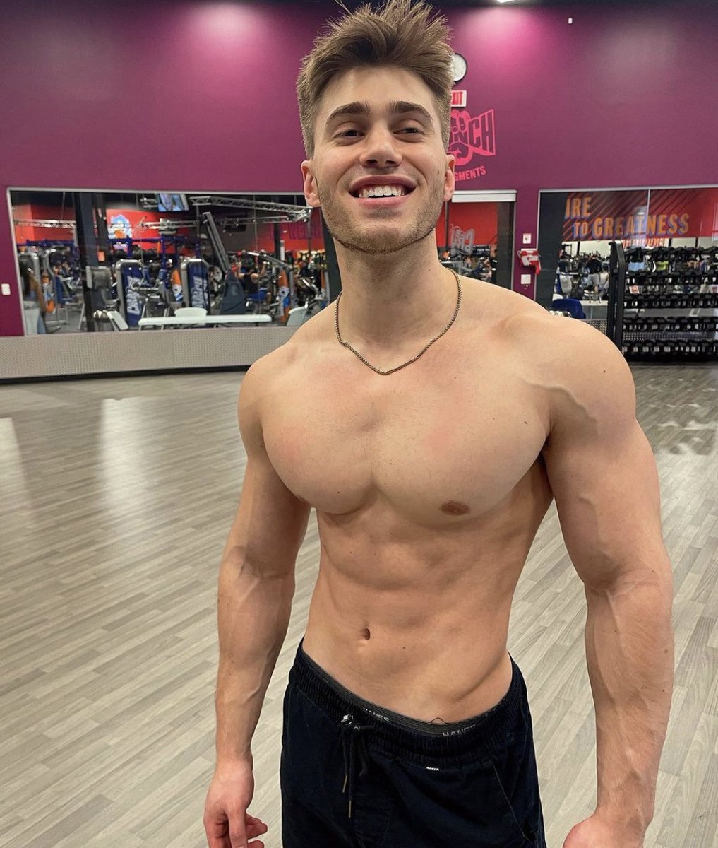 Sam on X: Let's take a moment and appreciate this. Complete goals from small  waist to big chest 😩  / X