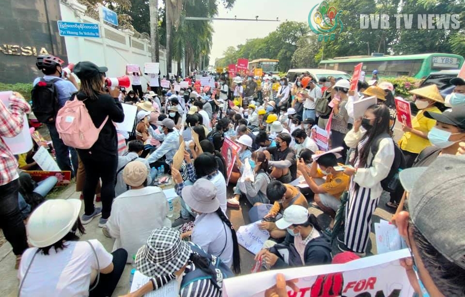 Protest outside of Indonesia Embassy, Yangon.

#WhatsHappeningInMyanmar #Myanmar #dvbtvnews