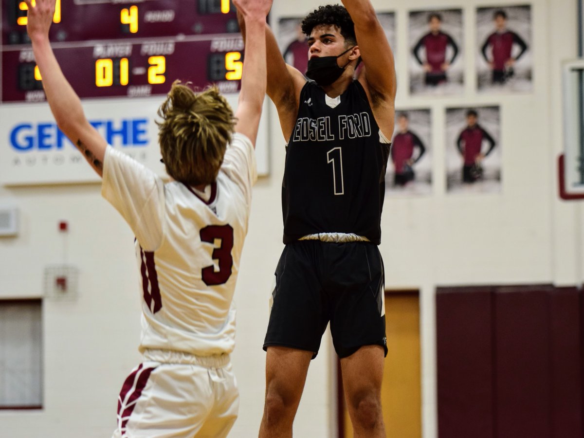 MiPrepzone_DPG's tweet photo. BOYS BASKETBALL #EdselFord @EFThunderbirds top #Southgate @staathletics w/ PHOTO GALLERY @MichHSBball  @ElbanehHamza
https://t.co/R7IUl6eY56 https://t.co/CvxrP4oZmg