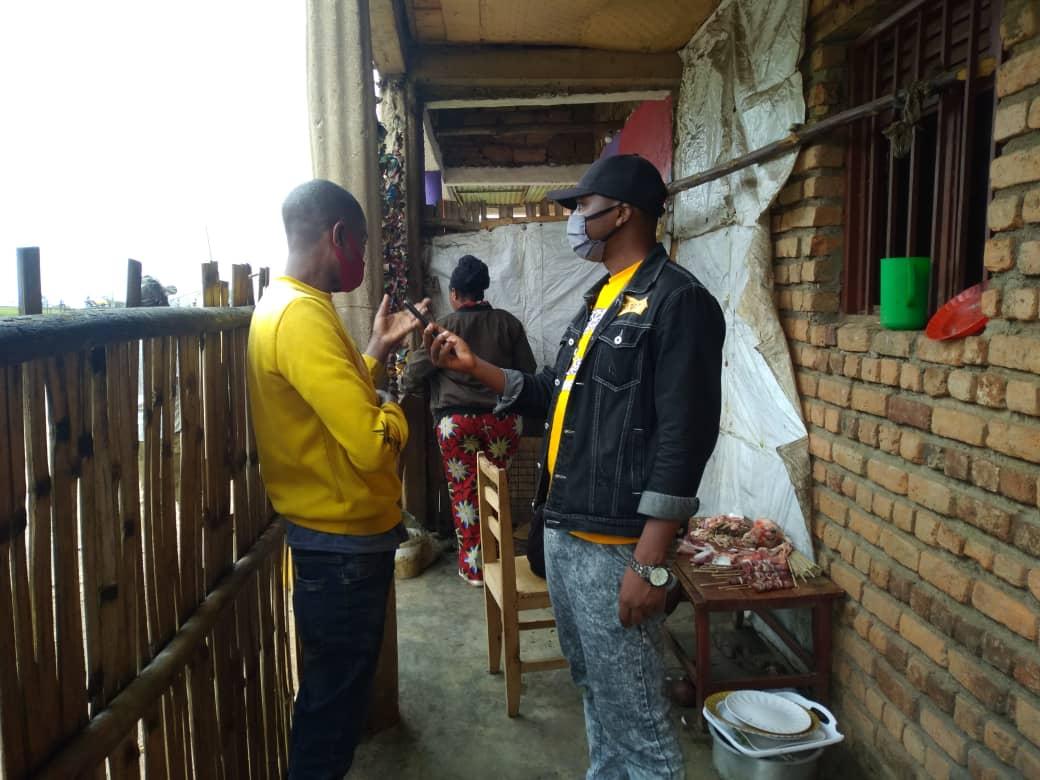 RadioRubavu's tweet photo. Mwaramutse neza! Mu kiganiro #UmurimoUnoze, twasuye umugore witwa Ayinkamiye wo murenge wa #Nyamyumba @RubavuDistrict
watinyutse gukora akazi ko kotsa inyama #Mucoma benshi bafata nk'akazi gakorwa n'abagabo gusa.
@rbarwanda #RwOT https://t.co/mvFLT6e8UC