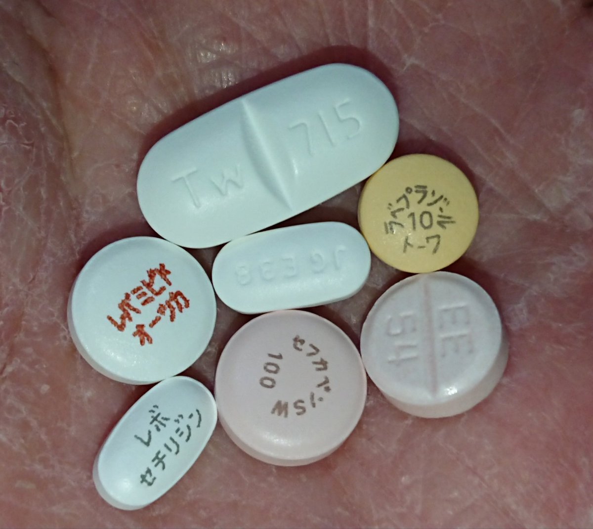 だぐらちゅ 今年も花粉の時期がやってまいりますた 先週から目のかゆみに続き くしゃみ鼻水が止まりません 胃腸の薬とアレルギーの薬全部飲んだら薬だけでお腹いっぱいになるねw アップにしたら手荒れでガサガサじゃんw 花粉症 アレルギー性鼻炎