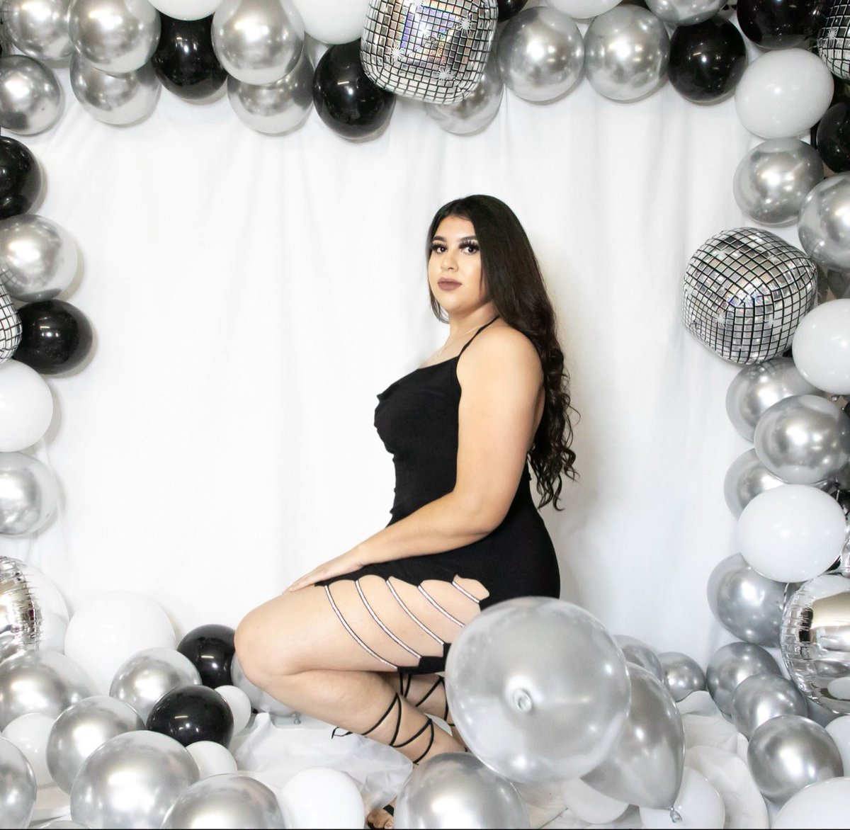 laa_mariiiii's tweet photo. Hello 23 🖤🥂 https://t.co/MNMfLlZqE8