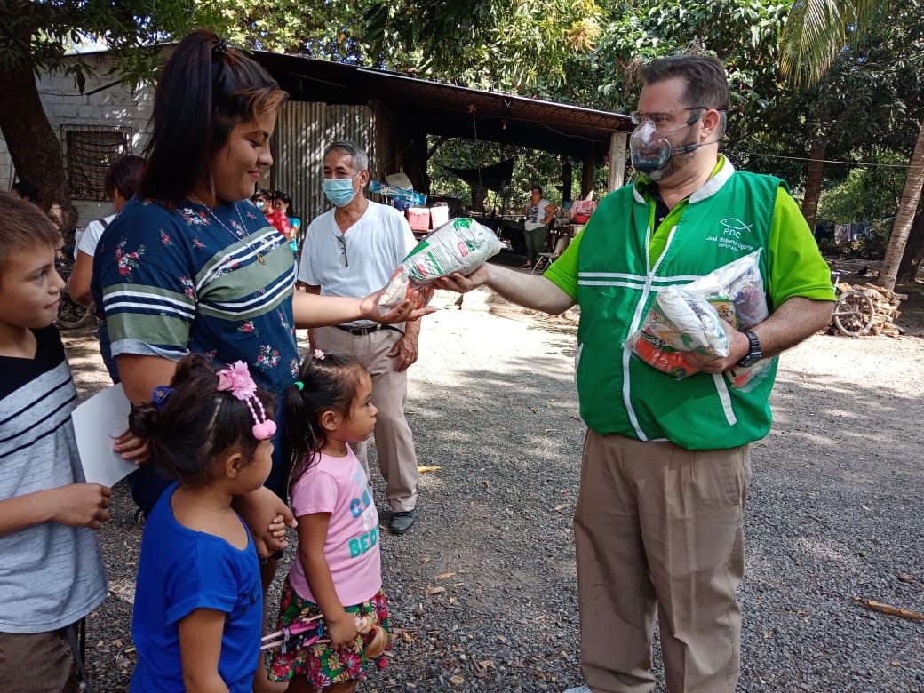 consejero01's tweet photo. Hoy estuvimos en la playa San Diego, en la Iglesia de Dios y escuela, Casa del Niño.  Aca el pastor Orlando, que da de comer a varios niños a diario nos permitio compartir con los niños y sus papas.  Le llevamos un poco de apoyo, gente agradecida y noble. https://t.co/G8mwglRtdG