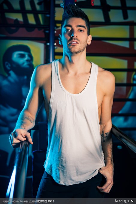 3 pic. #MancrushMonday @_RaphLouis  ??
Raphael Louis is a Sexy Québécois! Featured in @masqulinxxx "Bromance"