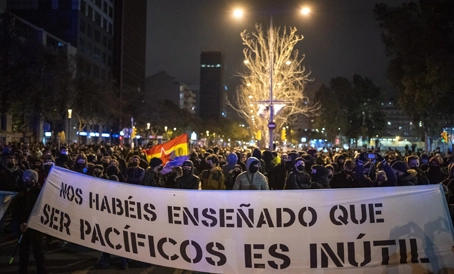 FAFierroP's tweet photo. Protestas por la detención del rapero Hasél.
▲ #Barcelona fue escenario de enfrentamientos entre jóvenes y policías en rechazo a la condena de nueve meses de prisión al artista catalán. 4 detenidos y un agente herido.
#Hasel #barcelonaprotest
Foto Ap
https://t.co/JOQT5U6dAE https://t.co/girwvxZcAA
