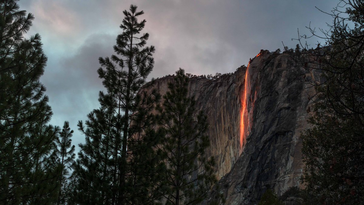 w00ki33's tweet photo. Look what Earth can do with a mixture of precise lighting and water. This year’s Firefall display at @yosemitenps. https://t.co/sJkju40CLs