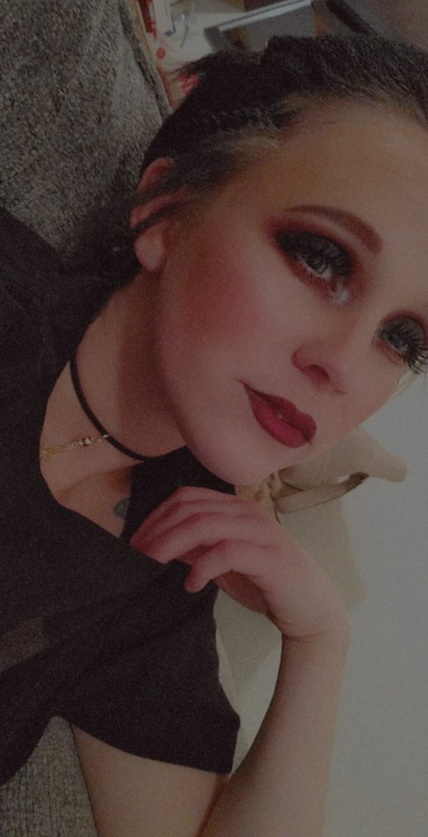tiny_tana_'s tweet photo. 3x for ya🕷️💋🖤 https://t.co/kCFOwLsZpW