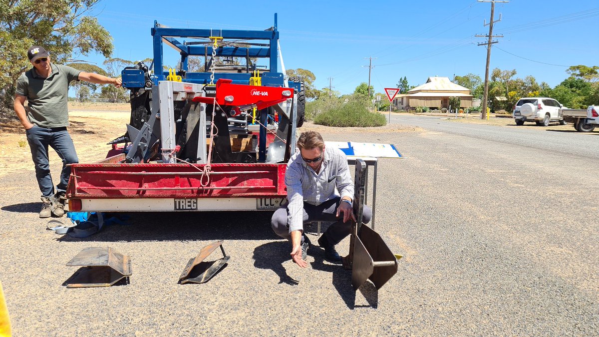 Deep Ripping Masterclass with the experts! Chris Saunders, UniSA showing us some different tine &amp; inclusion plate set ups and options on deep rippers. 
#MSF #DeepRippers