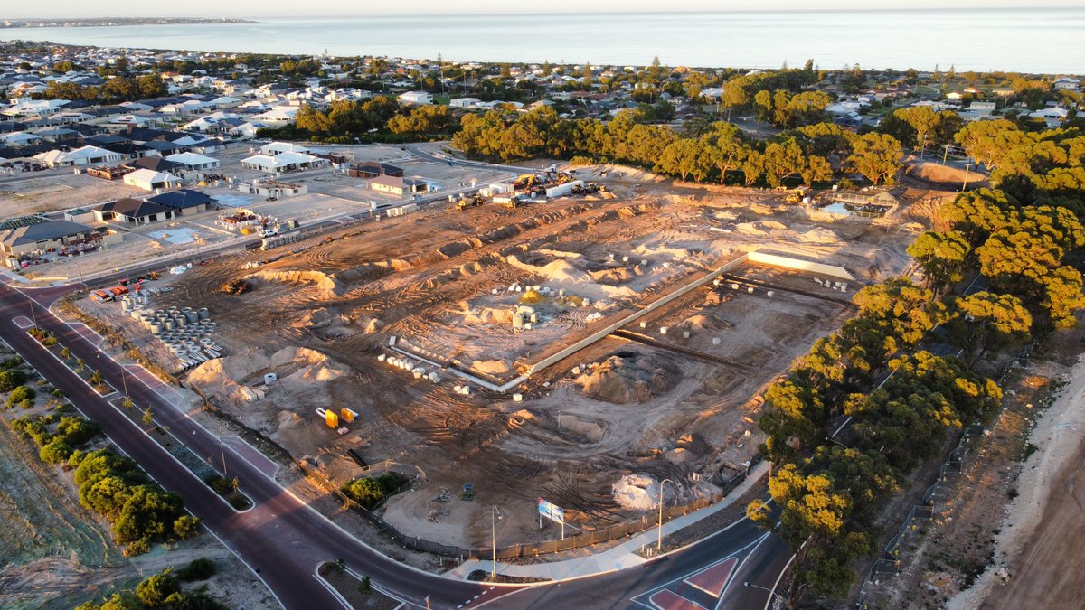 Madora_Bay's tweet photo. Construction is moving ahead quickly on the last of the big blocks to be sold at Madora Bay. There'll be some blocks with room for a boat or a caravan be among the first to find out when the new blocks are available for sale. 
📋Register you interest at:
https://t.co/2rPz2q7GwV https://t.co/f3z0qCYLE0