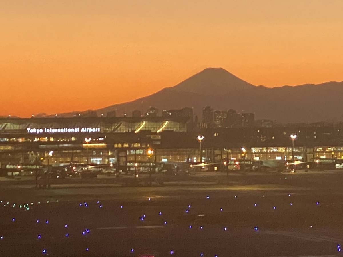 TAKA66594127's tweet photo. 富士山の日ですね～！
昨年はたくさん富士山撮影できました！☺️
#富士山の日 
#山中湖 
#長池親水公園 
#河口湖駅 
#静岡県富士山世界遺産センター 
#羽田空港 https://t.co/ySMuj7pn5Q