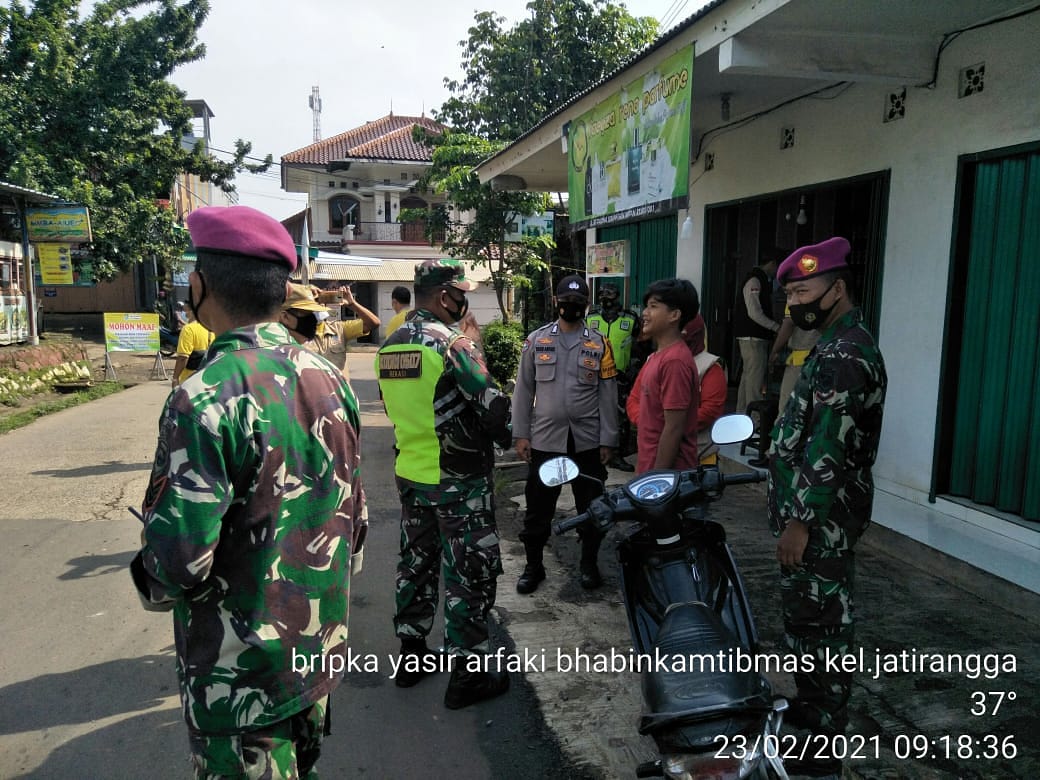 HPondokgede's tweet photo. *teguran persuasif* bhabinkamtibmas kel.jatirangga polsek pondok gede beserta komunitas satgas covid 19  melakukan teguran persuasif kepada pengguna jalan yg tidak disiplin prokes covid 19 di jl.ataqwa rt 03/01 kel.jatirangga https://t.co/rTO0R4y6kX