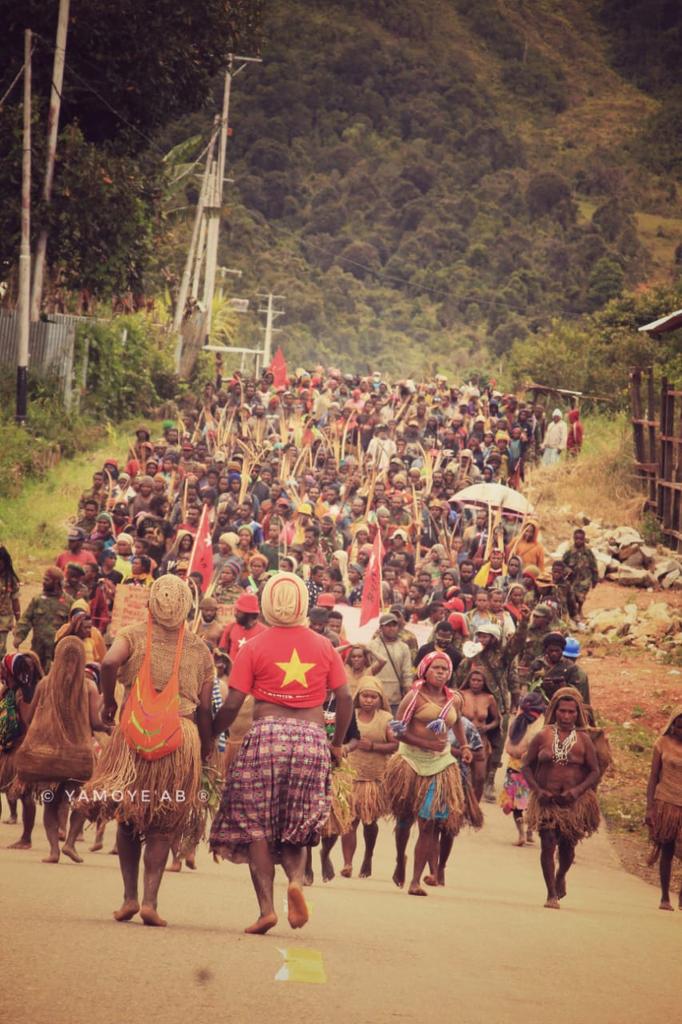 RicoTude's tweet photo. 22/2/2021, Dogiyai. 

Masyarakat Papua di Kabupaten Dogiyai turun ke jalan melakukan aksi protes menolak: Otsus Jilid II; pemekaran Daerah Otonomi Baru (DOB) provinsi Papua Tengah; dan pembangunan Polres baru di wilayah tersebut. 

📸 © YAMOYE'AB ® https://t.co/G2nSrZxZ2W