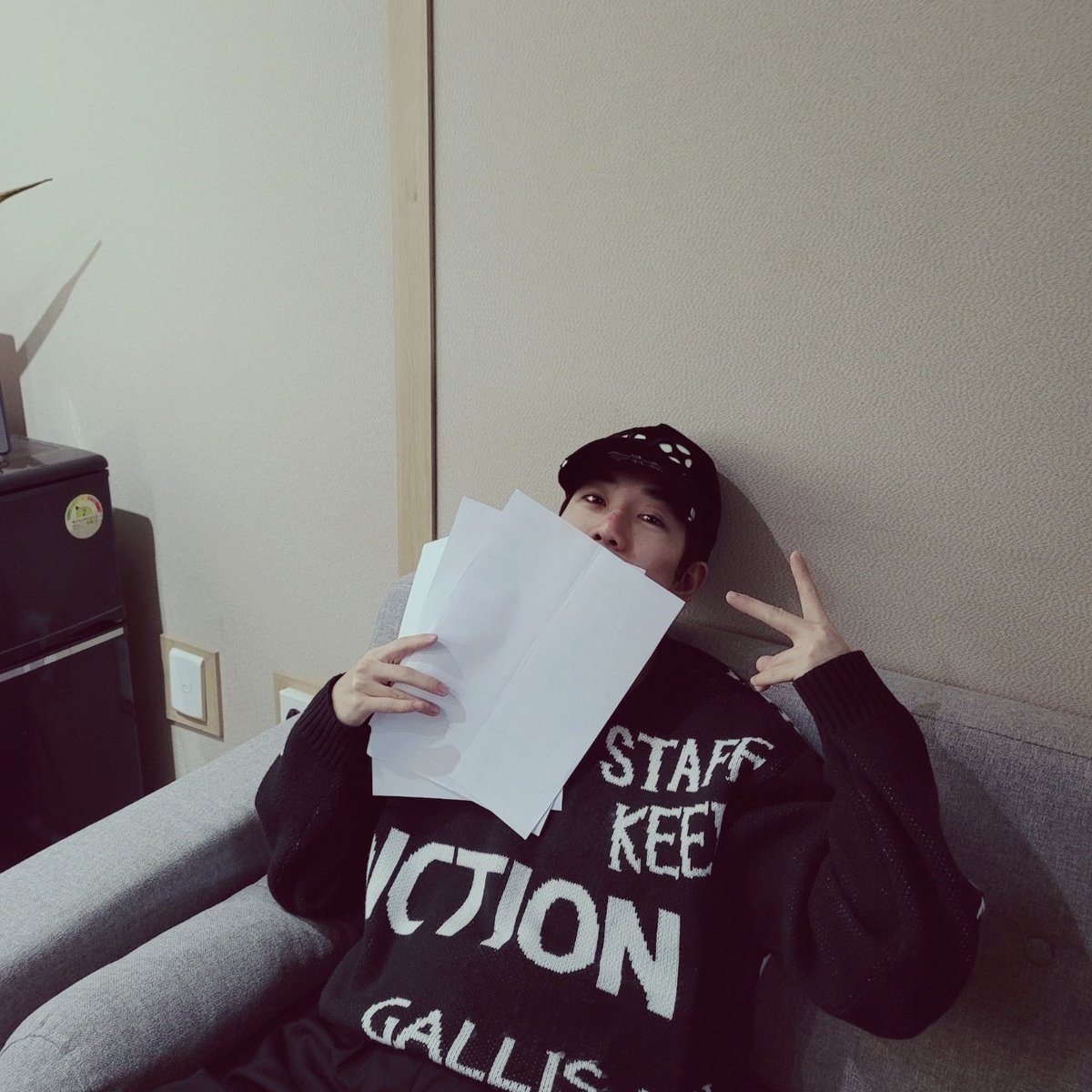 black6ix_jp's tweet photo. [#テヨン] 

どんな歌を
練習してるでしょうか？👀
皆さんのために一生懸命練習中❤ 

#ブラックシックス #ブラックパール
#VLIVE #SPECIALLIVE #FANSHIP https://t.co/EhnHpxWBtV