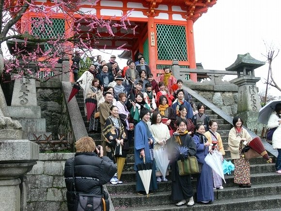 kimonojack001's tweet photo. 今までの集合写真を振り返り。
記念すべき第１回ジャック2010.3.7 清水寺にて。
#キモノでジャック　#kimonojack https://t.co/brweVnqlie