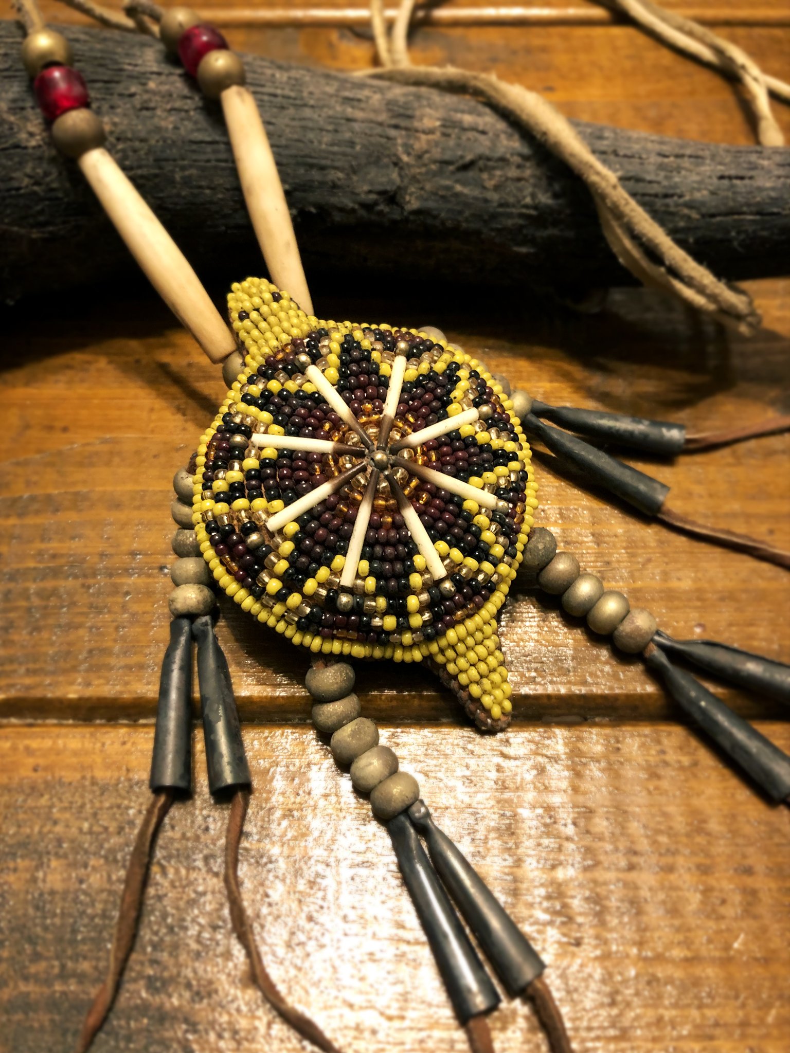 Akie Nakata 亀のお守り ネイティブアメリカンの伝統工芸を踏襲したビーズ作家の夫 Winkteが制作しました ラコタでは新生児を悪い存在から守る身代わりになる物ですが 健康のお守りとしてオーダーしました しかもホシガメで 甲羅の中心が明けの明星