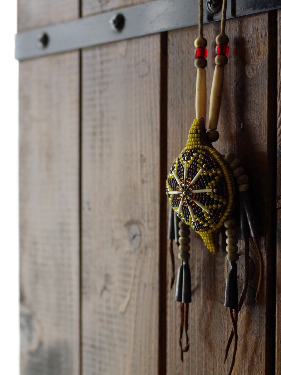 Akie Nakata 亀のお守り ネイティブアメリカンの伝統工芸を踏襲したビーズ作家の夫 Winkteが制作しました ラコタでは新生児を悪い存在から守る身代わりになる物ですが 健康のお守りとしてオーダーしました しかもホシガメで 甲羅の中心が明けの明星