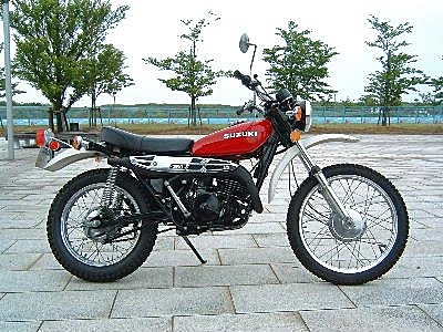 ヒゲ戸田 再進撃 バランバンバン バン という 2スト 空冷 単気筒 エンジン の音と振動と煙 バイク乗り 今だと社会的に許容されないけど 74年入学 ホンダ sl90 中古 赤 75年 ホンダ sl250 中古シルバー 77年 スズキ ヒゲ戸田 再進撃 バランバンバン バン という 2スト 空冷 単気筒 エンジン の音と振動と煙 バイク乗り 今だと社会的に許容されないけど 74年入学 ホンダ sl90 中古 赤 75年 ホンダ sl250 中古シルバー 77年 スズキ