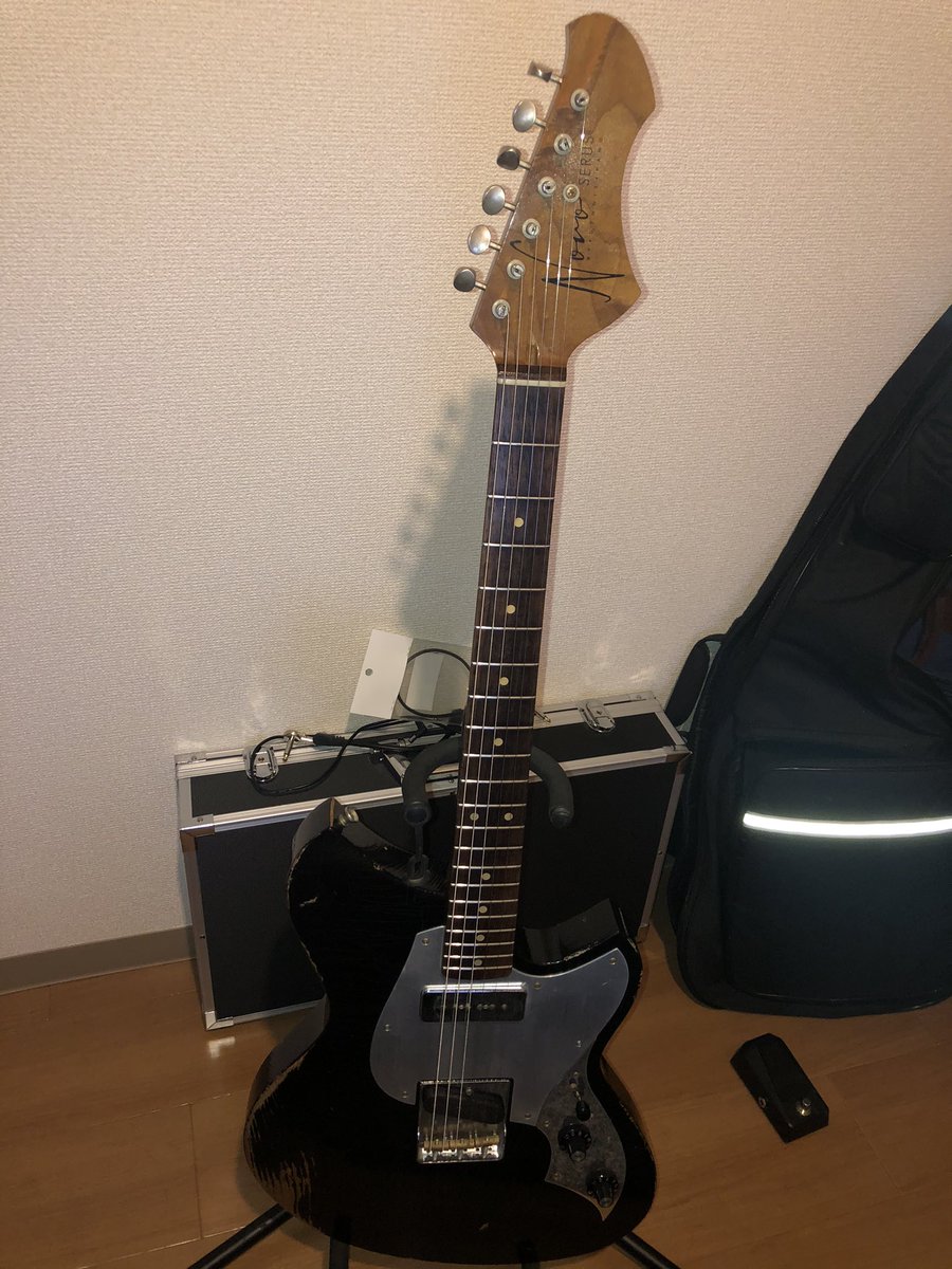 NEE_no_Qoo_Daaa's tweet photo. やべぇぇえ、、、
Novoのギター買っちゃった、、
怖くて触れない、、 https://t.co/zRdUGFKa3Q