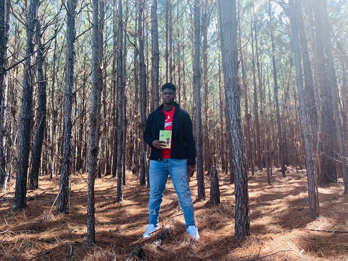 LiteracyProsJax's tweet image. #YREAD: "I read because books like this give me hope for a better future. No matter what obstacles we face, there's a strength inside of each of us that we can and will survive." -Deven Robinson, @EdwardHWhiteHi1, Class of 2022 🌟 @DuvalSchools @cityofjax #EdWhite #Commanders