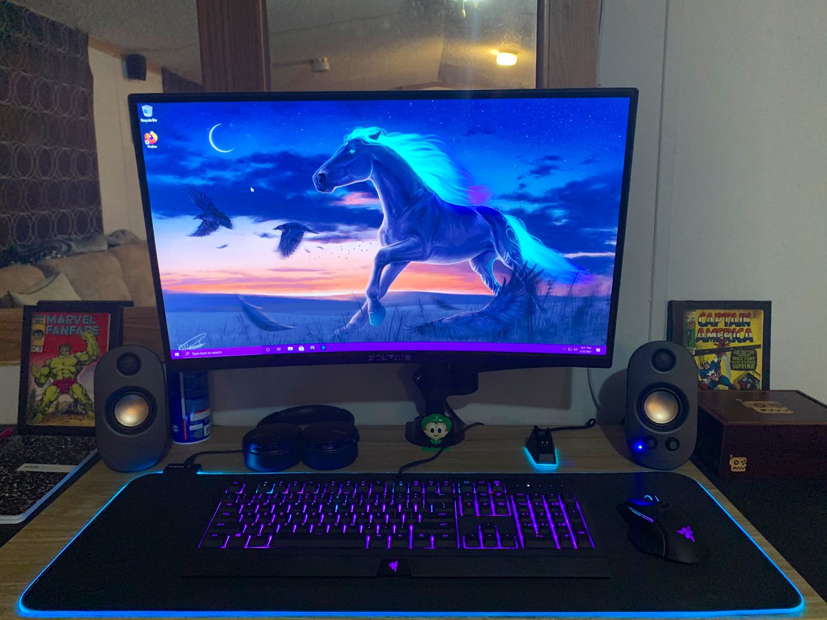 AmandaKH87's tweet photo. Loving my PC setup with new @Razer keyboard and new mouse thanks to my fiancé! Oh look, a @botgrinder stash box! #PCGaming #PCGamer #PC #Razer #Botgrinder #Gamer https://t.co/6jhuGgK4HN
