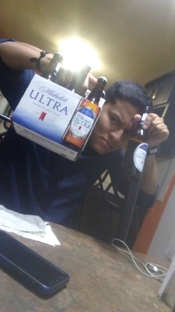 LimbicosF's tweet photo. Lamentable fotografía filtrada una hora antes de la noticia de nuestro jugador @JuanMDuran98, se rumorea que perdió el control de su vida y quiso sobornar al tránsito.

El club desaprueba toda conducta antideportiva y separa de manera indefinida del plantel al jugador. https://t.co/7e7BasG8r2