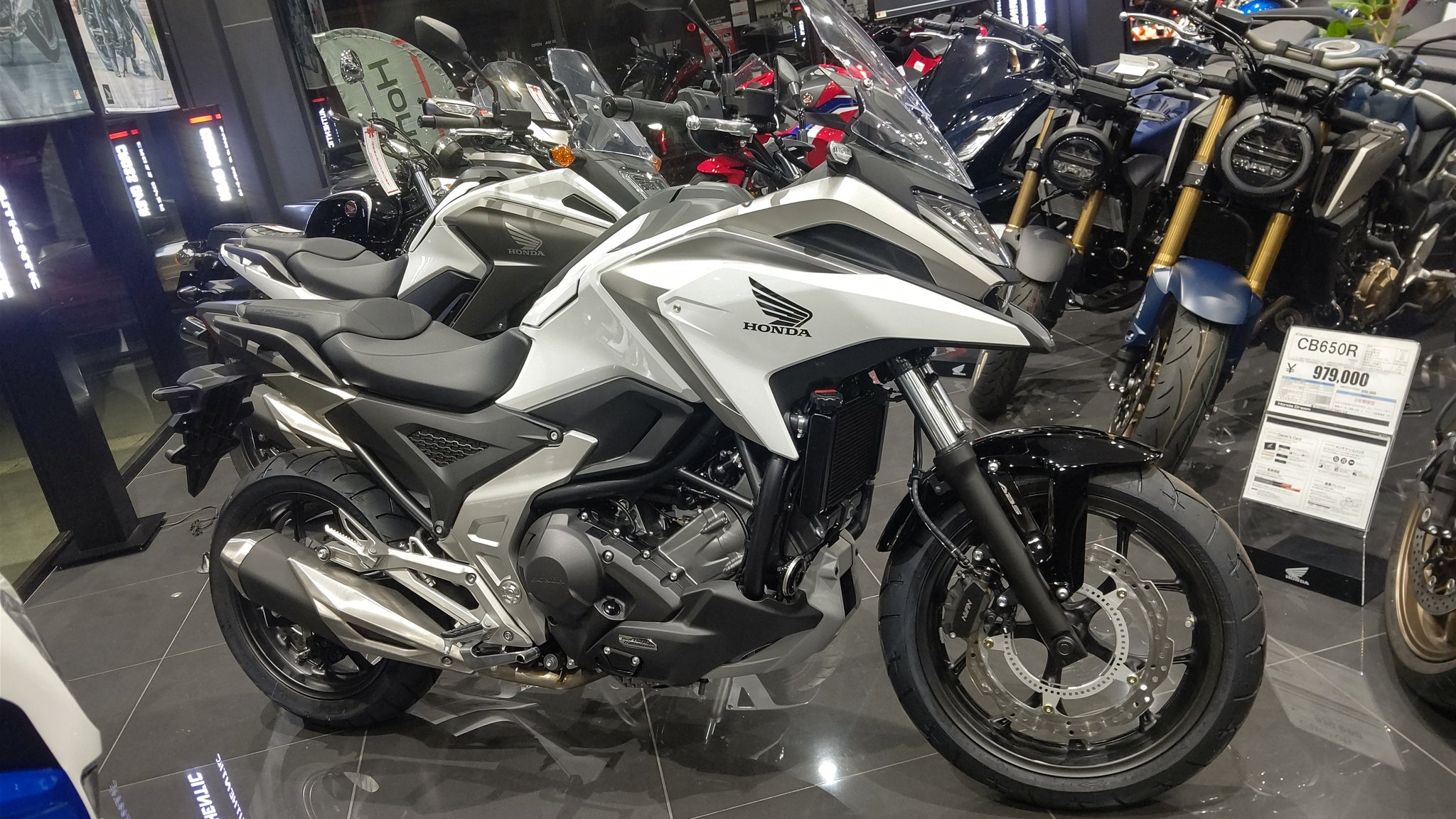 ホンダドリーム東海 21モデルnc750x Dct入荷 旧モデルと並べて撮影してみました キープコンセプトのモデルチェンジなのですがラゲージスペースの中が変わっていてetcが側面に移動して使い勝手が向上しております Honda Dream Nc750 Dct ホンダ