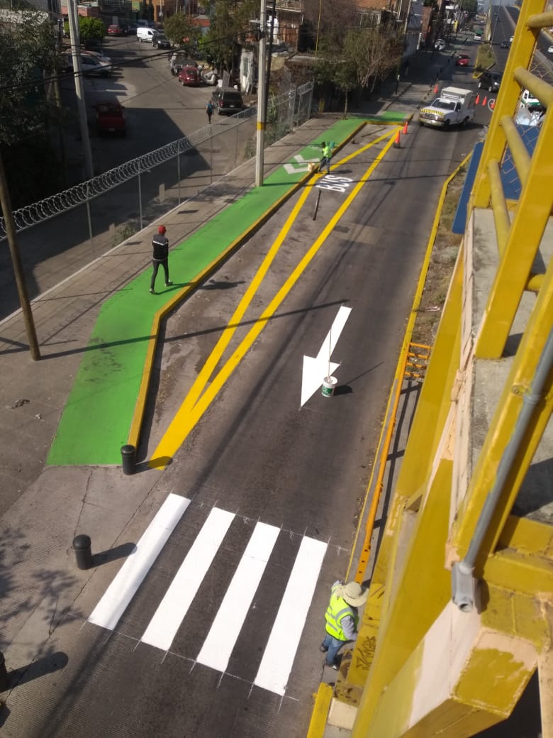 semovep's tweet photo. Continuamos con labores de balizamiento sobre Av. Madero Poniente para brindar mayor seguridad en el modo de convivencia en la ciudad y proteger a los más vulnerables: peatones, ciclistas y usuarios de transporte público
#YaEsHora
#JuntosTransformandoMorelia https://t.co/Pva56oysaF