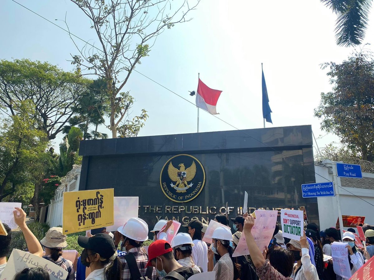 Protests have erupted at the #Indonesia embassy Yangon this morning following news reports that the country is campaigning among ASEAN members “to support a new election which the illegal military council has called for” 
#WhatsHappeningInMyanmar