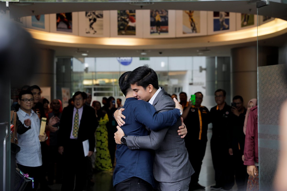 teamsaddiq's tweet image. Satu tahun yang lepas. Gandingan Syed Saddiq dan Steven Sim di Kementerian Belia dan Sukan.

Jarang dapat jumpa Menteri dan Timbalan Menteri yang serasi dan dapat tag team begini. Semoga ada jodoh lagi di masa hadapan! ♥️

@SyedSaddiq @scheekeong