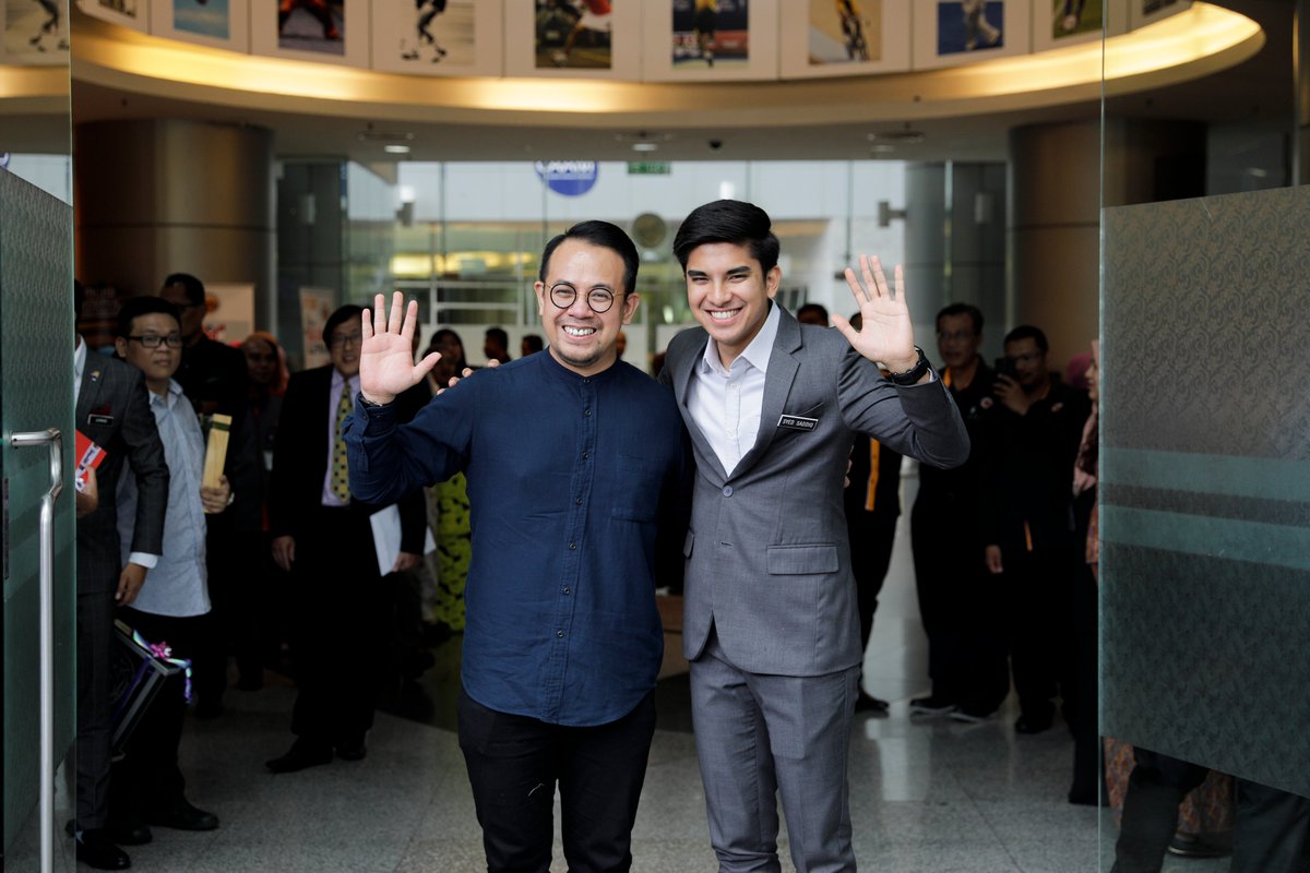 teamsaddiq's tweet image. Satu tahun yang lepas. Gandingan Syed Saddiq dan Steven Sim di Kementerian Belia dan Sukan.

Jarang dapat jumpa Menteri dan Timbalan Menteri yang serasi dan dapat tag team begini. Semoga ada jodoh lagi di masa hadapan! ♥️

@SyedSaddiq @scheekeong