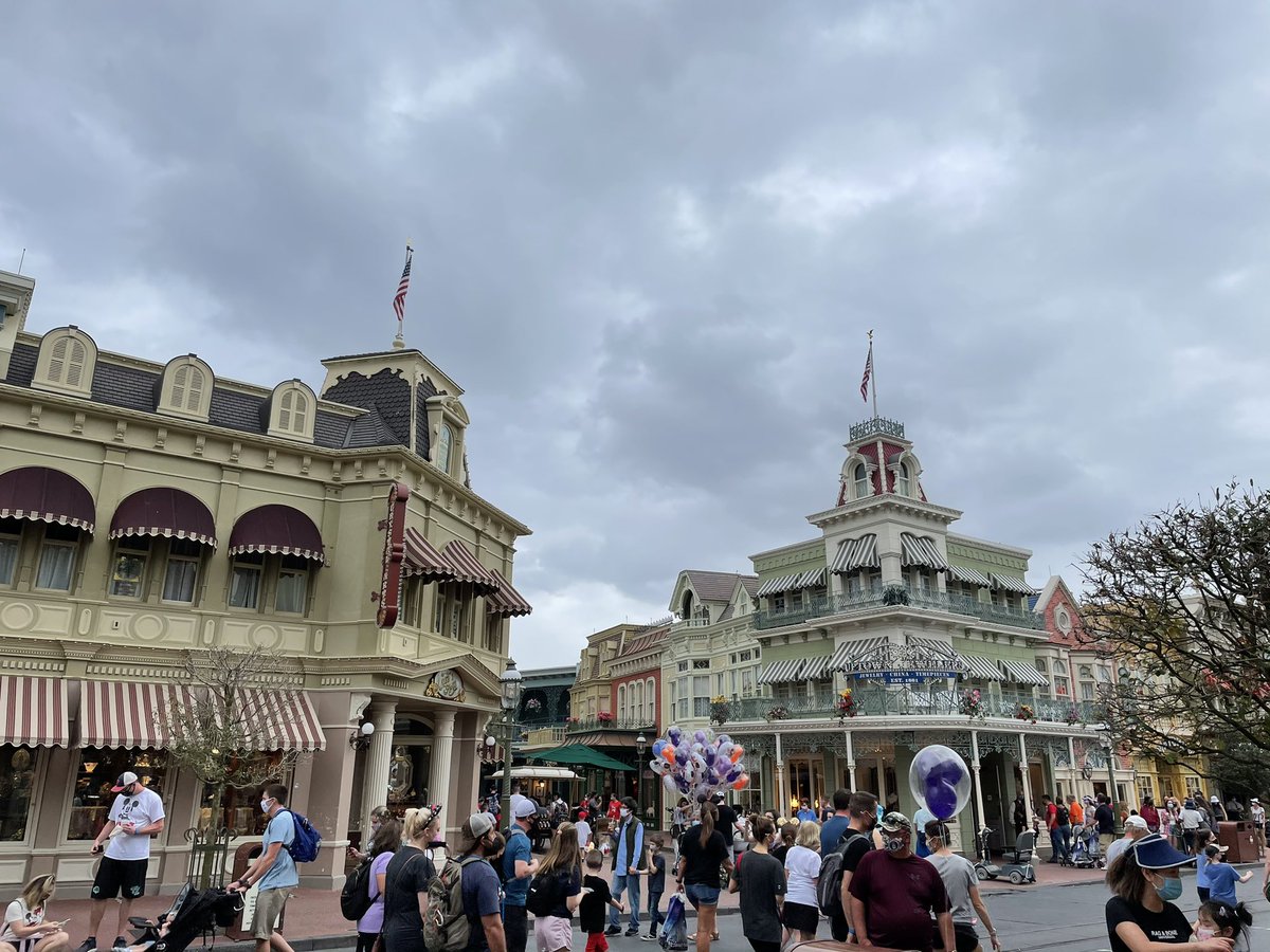 Merit312's tweet photo. I went to Disney today!🥺😍 https://t.co/jhgjhR4pOM