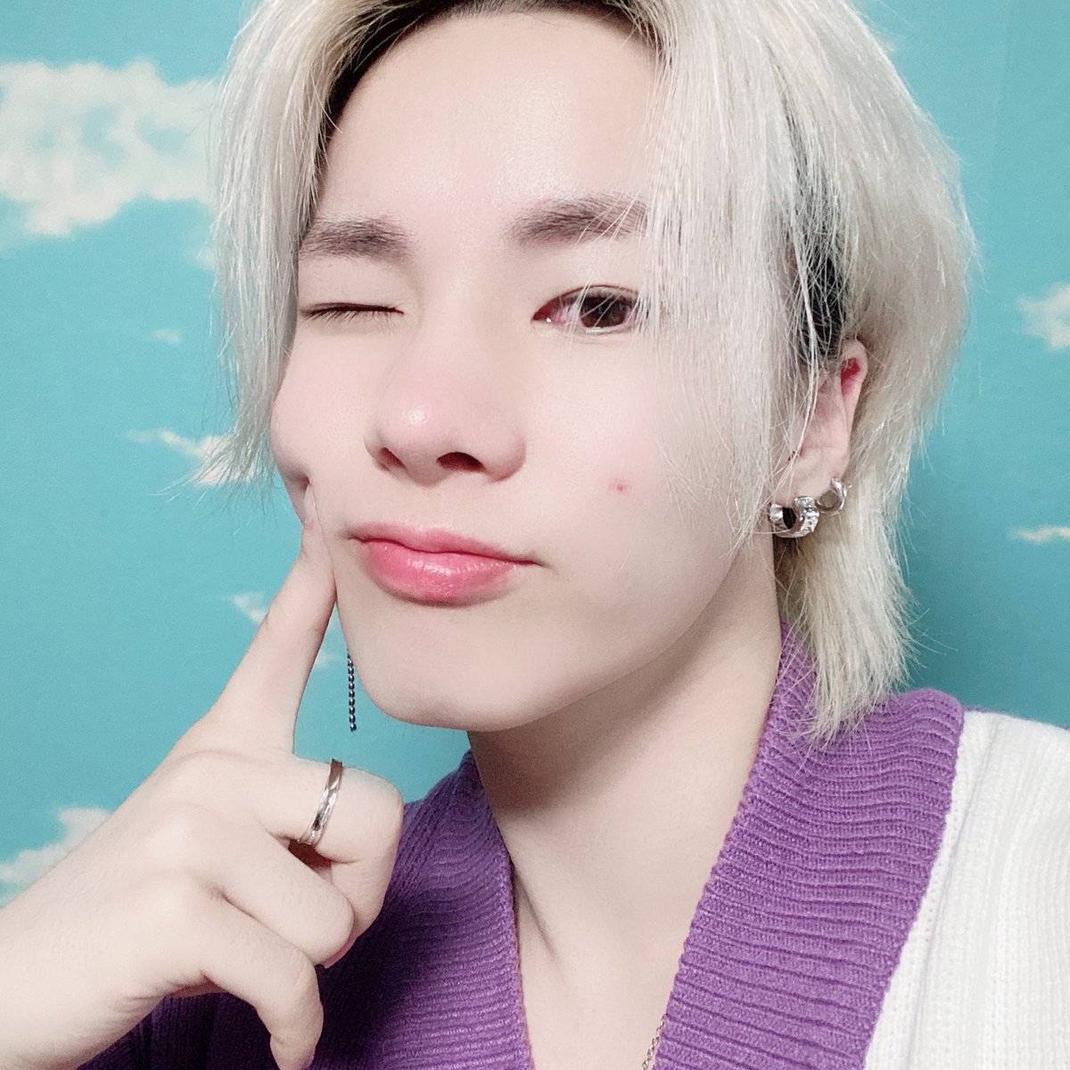 ELASTofficial's tweet photo. 여러분 혁이 엘링 땜에
운 썰 풀어요🥺 궁금하시다면..
>> https://t.co/44QiaBzqnT
너무 고마워요❣️

#ELAST #엘라스트 #wonhyuk #원혁 https://t.co/alYO5NXyql