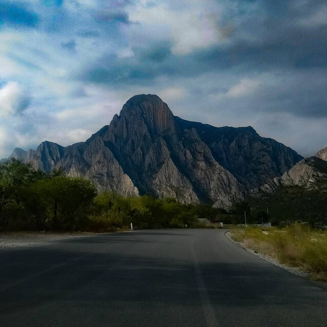 Si no se escala la montaña, jamás podrás disfrutar el paisaje, pero aún así desde abajo de la misma hay un hermoso panorama... Que bellas son las montañas de Monterrey 🗻
.
.
.
#vacation #mountain #hike #hikerlife #monterrey #huasteca #life #hikevibes #nature #naturelovers