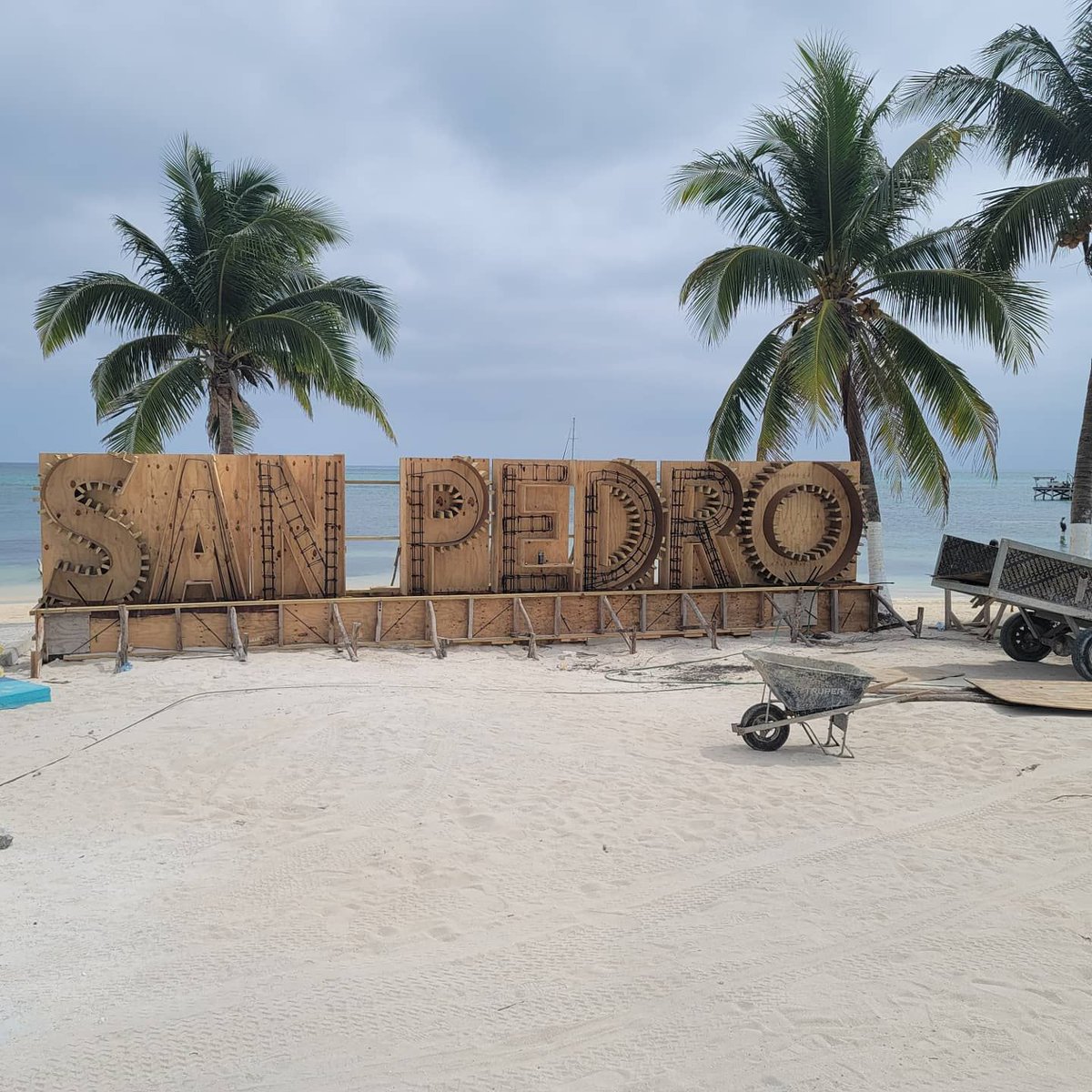 Meg_McNeese's tweet image. We&apos;ve explored San Pedro, the Rain Restaurant, the sea, and the drink menu...everywhere. Highlights - dive bars, epic seafood, laughs, art gallery, Belizean chocolate, laughs, an island traversed almost exclusively by golf carts (Q&apos;s dream).
#belize #sanpedrobelize #fruitydrinks