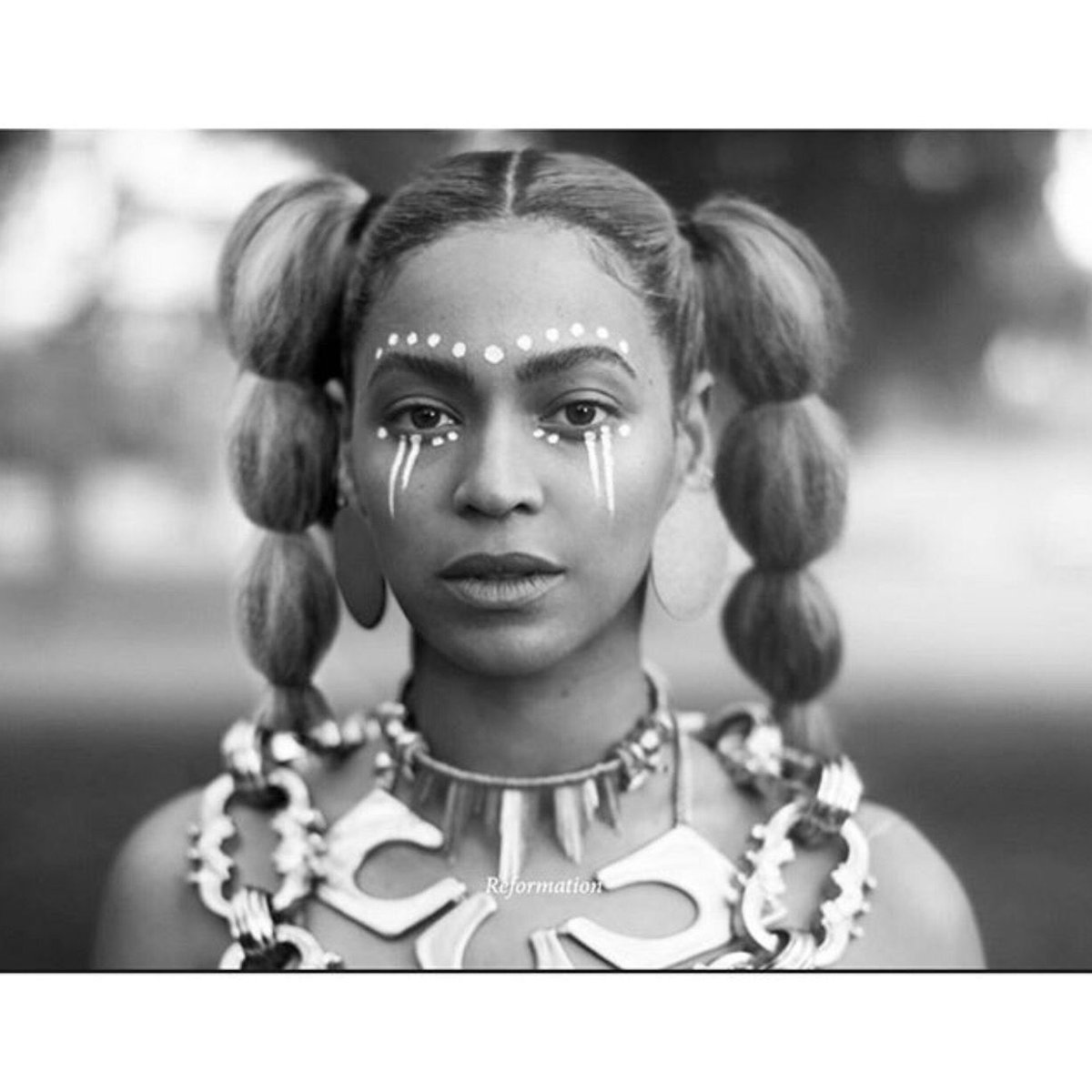 blackbeautybag's tweet photo. @grazia_fr, il faut modifier votre article et dire que c'est une coiffure africaine. Et mettre plus d'image de femmes noires car elles en sont les créatrices et inspiratrices et non pinterest des images bobo bohèmes. https://t.co/7acAbLKExV