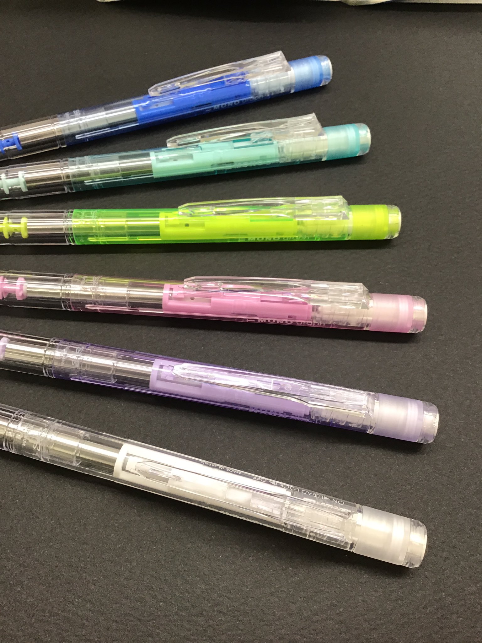 丸善 アトレ大森店 トンボ鉛筆の大人気シャープペン モノグラフのクリアカラーが入荷しました さわやかクリアの0 5とふんわり クリアの0 3の合わせて９色 振れば芯が出てくるフレノック機構に繰り出し消しゴムと機能も充実 これからのシーズンにピッタリ