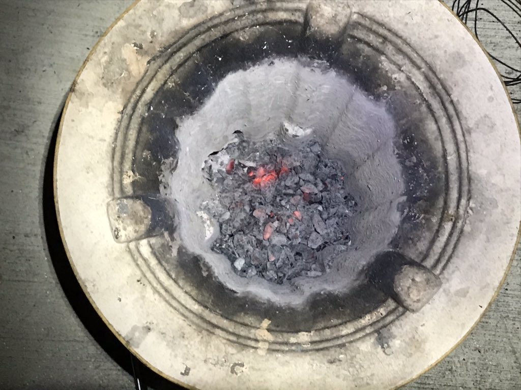 デゴチ 燃え残っている炭はロケットストーブに入れて煙突効果でガンガン完全燃焼させて可能な限り不純物飛ばして真っ白な灰にします これが冷めたら水に入れて濾過して煮詰めます デゴチ 燃え残っている炭はロケットストーブに入れて煙突効果でガンガン完全燃焼させて可能な限り不純物飛ばして真っ白な灰にします これが冷めたら水に入れて濾過して煮詰めます