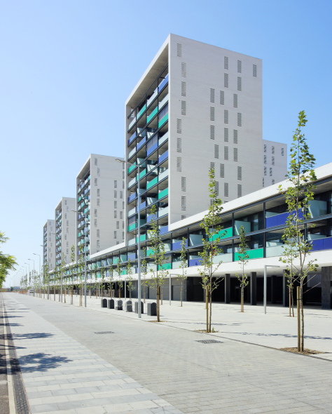 ManuelRevilla57's tweet image. Edificio Villamarina
Barcelona, 2009

Batlle i Roig Arquitectes rediseñó el sector Vilamarina en la ciudad de Viladecans, dividido por varios cauces de agua.

#DimartsUrbans

noticias.arq.com.mx/Detalles/14459…