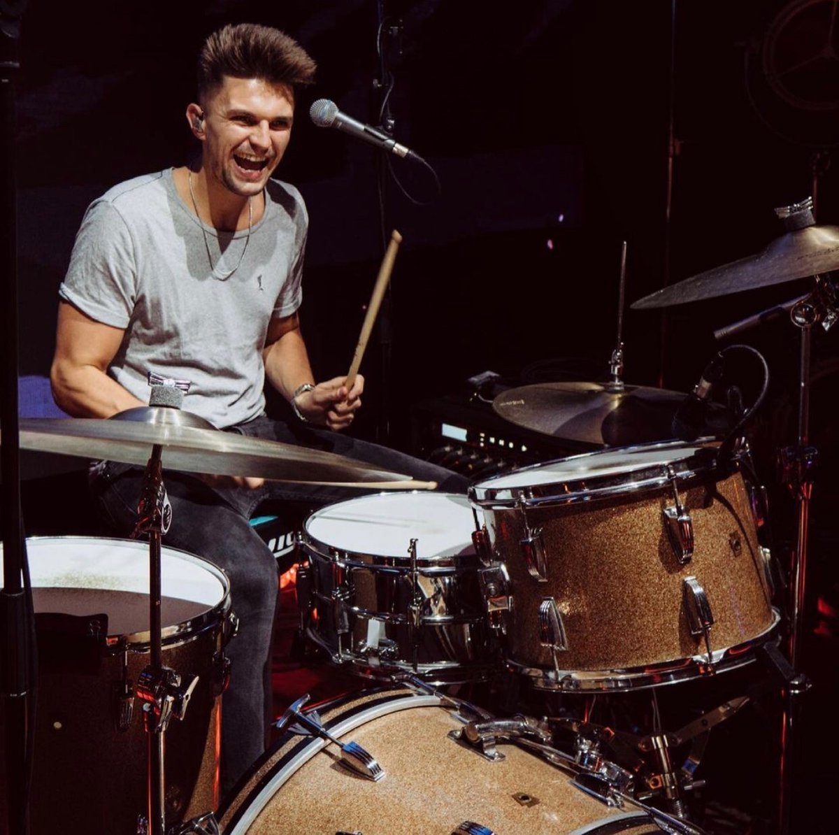 ReadAudio's tweet image. Face! Says it all! @olliehardingdrums doing his thing and looking forward to brighter days. Not long now my friend. Or at least hope on the horizon. Love this shot @thommydonuts #OnlyReadAudio #AcousticallyTuned #CustomInEarMonitors #CustomEarPlugs #LiveEngineer #SoundEngineer