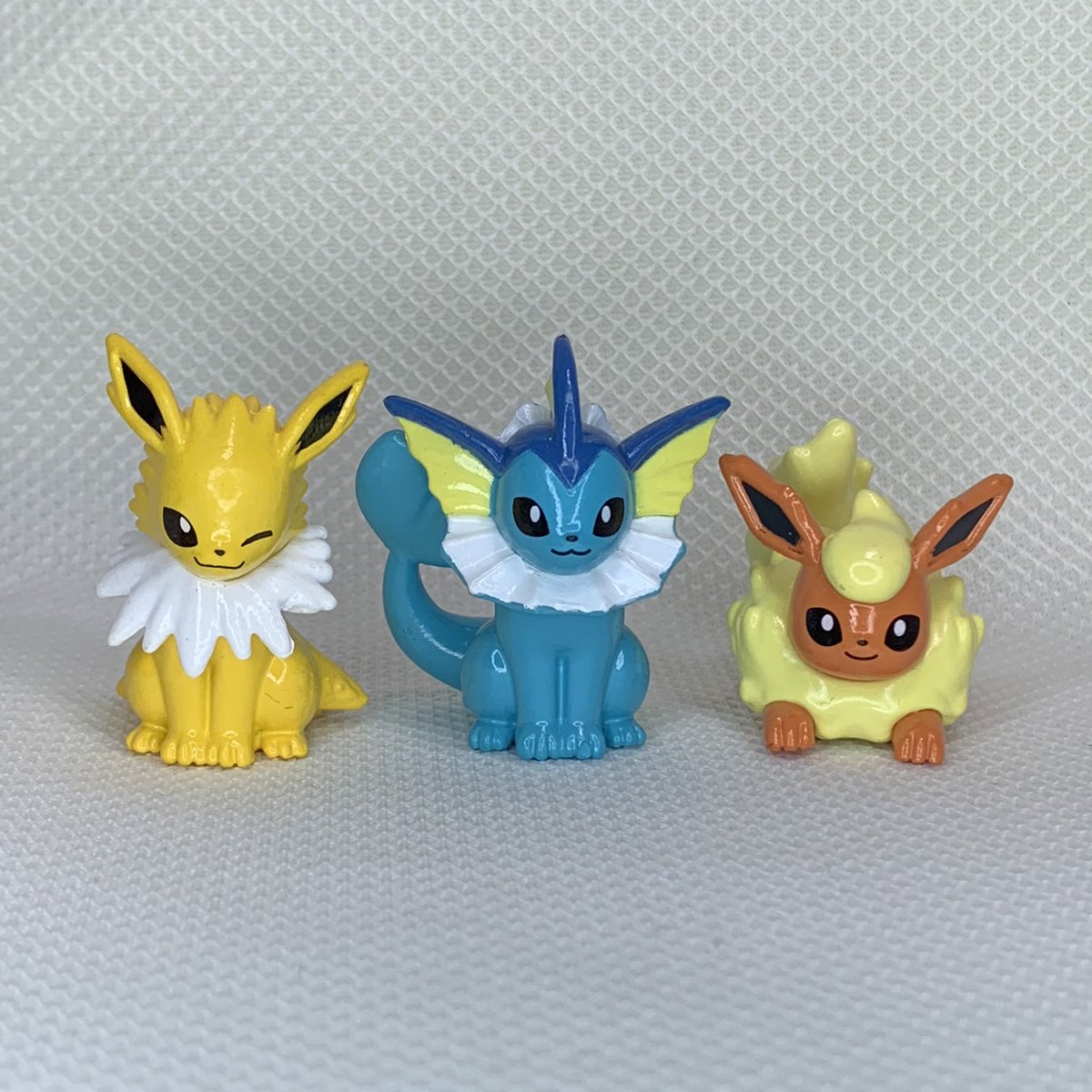 るる坂一号 V Twitter びっくらたまご ポケモンfc3 のブイズ進化系3体まとめるとこんな感じ おまけでシャワーズ斜め後ろ姿 ブースターが若干大きい気がするけど並べて撮るとそうでもないかも るる坂一号 V Twitter びっくらたまご ポケモンfc3 のブイズ進化系3体まとめるとこんな感じ おまけでシャワーズ斜め後ろ姿 ブースターが若干大きい気がするけど並べて撮るとそうでもないかも