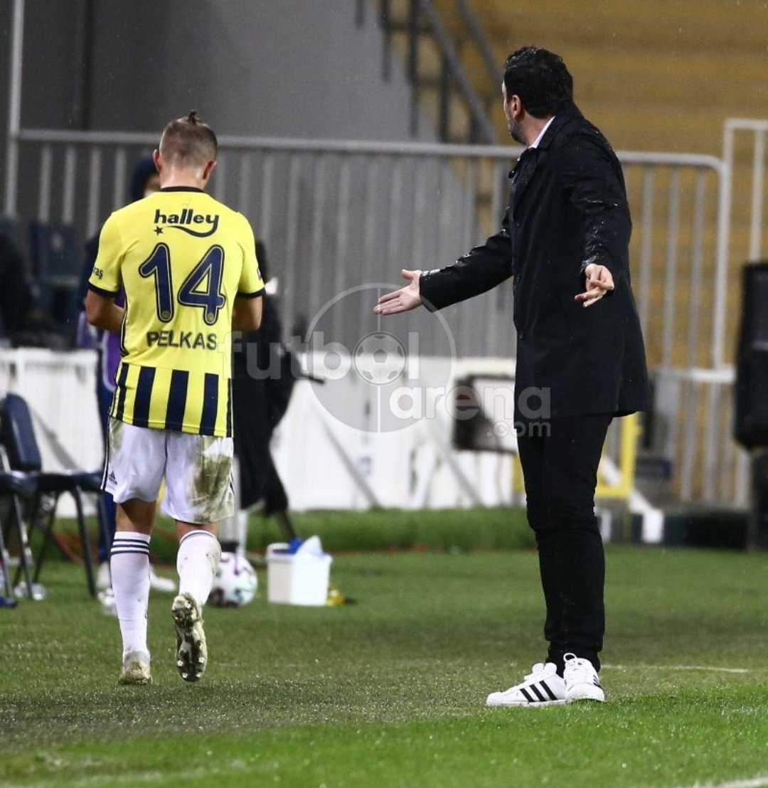 Oyunculara söz geçiremeyen, oyuncuların takmadığı bir teknik direktör istemiyoruz!  Yakışmıyorsun!

#TazminatıVerinKovun