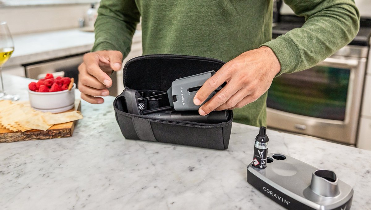 La housse de voyage Coravin est un accessoire pratique et élégant pour transporter votre système. Ses poches intérieures permettent d’ailleurs aussi de transporter un aérateur Coravin ou deux capsules de gaz supplémentaires. 

bit.ly/36yFW0K