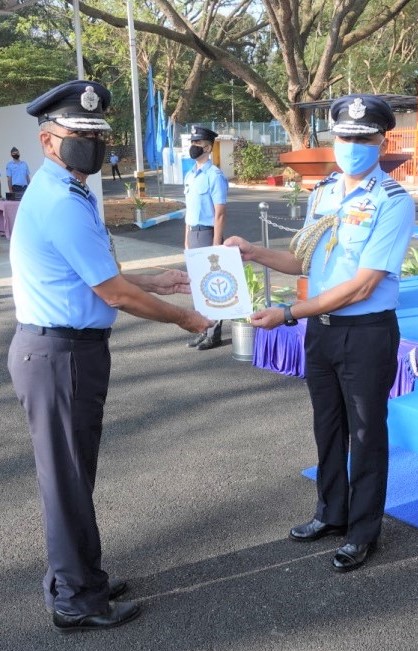Prodef_blr's tweet photo. Air Marshal R.D Mathur,  Air Officer Commanding -in -Chief, Training Command, IAF, visited Command Hospital, Air Force in Bengaluru today.  The AOC-in-C presented the Command Hospital with its Unit Crest.

@IAF_MCC https://t.co/vvfvOy6bNN