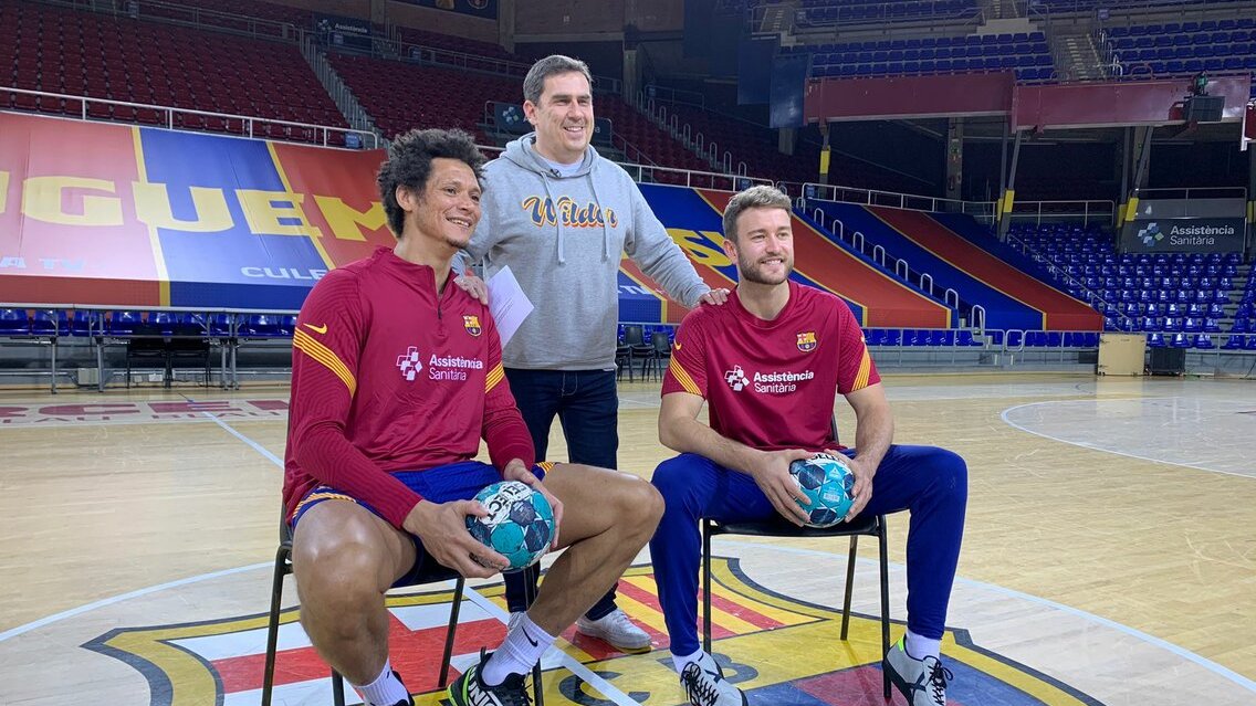 DAZN_ES's tweet photo. Muy atentos a nuestros canales porque hoy se estrena 'Behind the scenes with champions', una producción de nuestros compañeros de @ehfcl con dos cracks del @FCBhandbol como @thiaguspetrus y @PerezdVargas y un nuevo 'fichaje' que promete grandes éxitos 😅 @PitiHurtado https://t.co/swtMq3hq6L