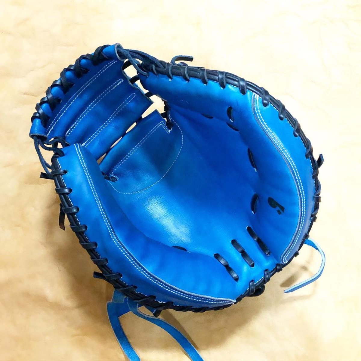 CORE_core2020's tweet photo. #CORE

初代サンプルミット
使用後画像

捕球面、革が伸びて光っている部分がポケット位置です。

@core_core2020 
#CORE
#コア
#キャッチャーミット
#キャッチャー
#チームの核となる選手へ https://t.co/c2ZbHUyqts